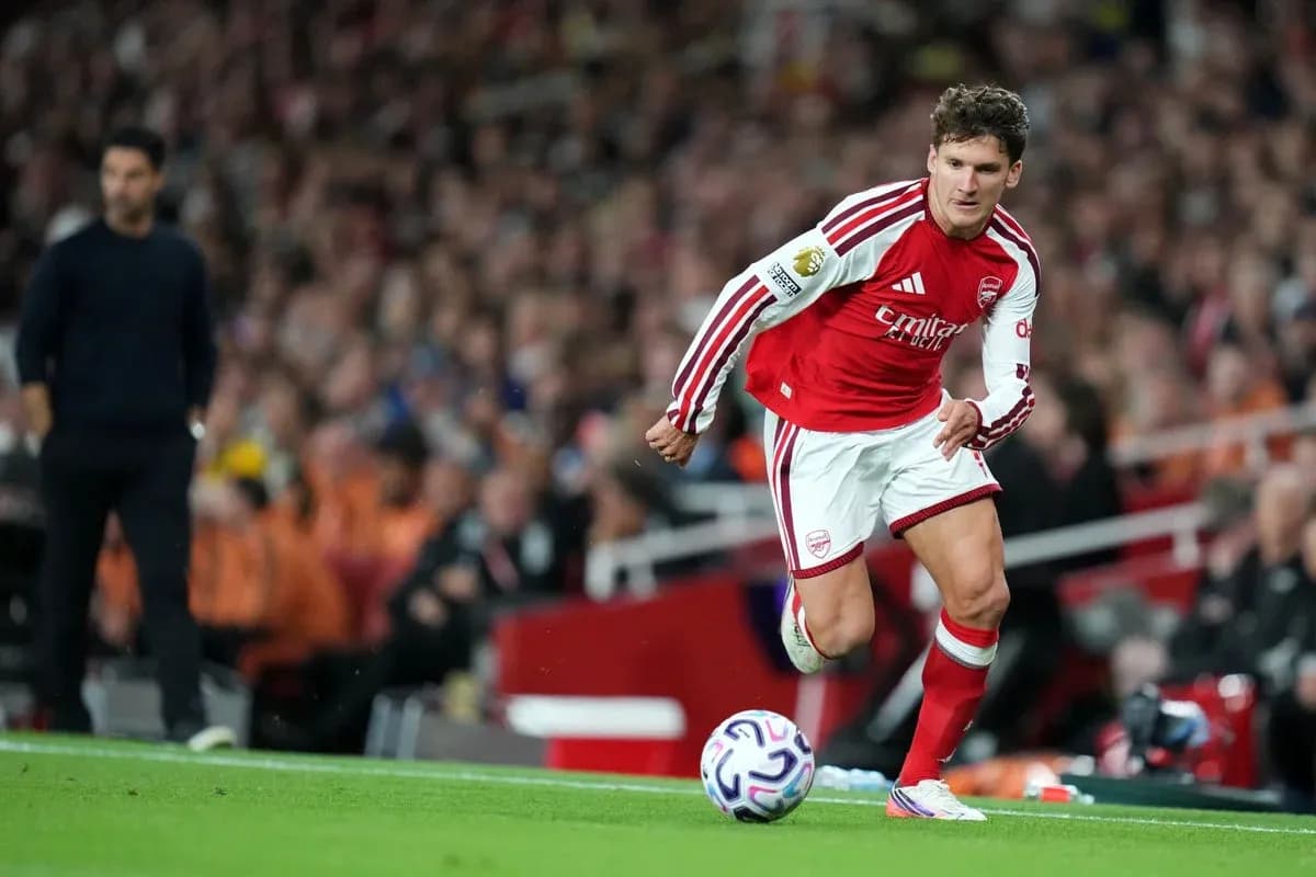 Arsenal player running with the ball during match