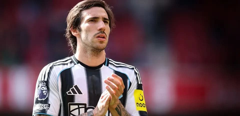 Player in Newcastle United jersey clapping hands