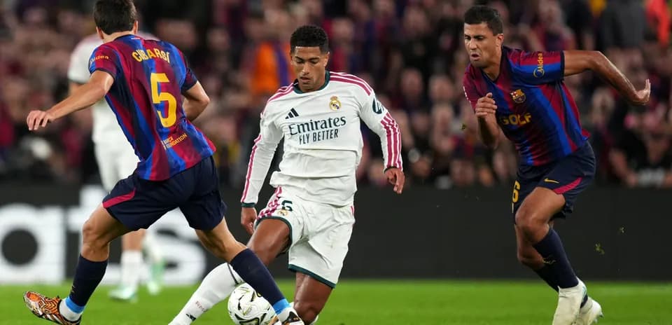 Players competing for the ball during El Clásico