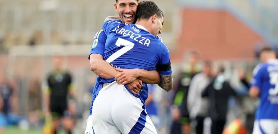 Como players celebrating a goal during match