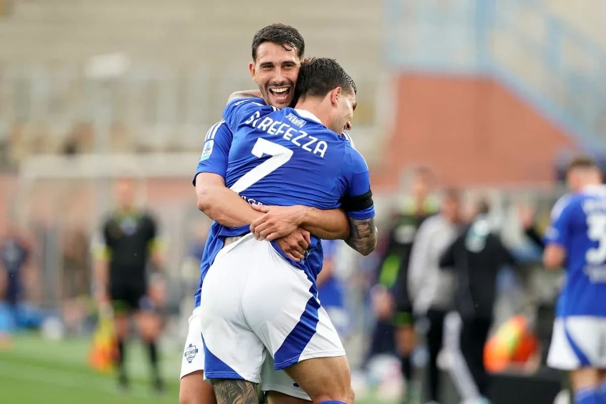 Como players celebrating a goal during match