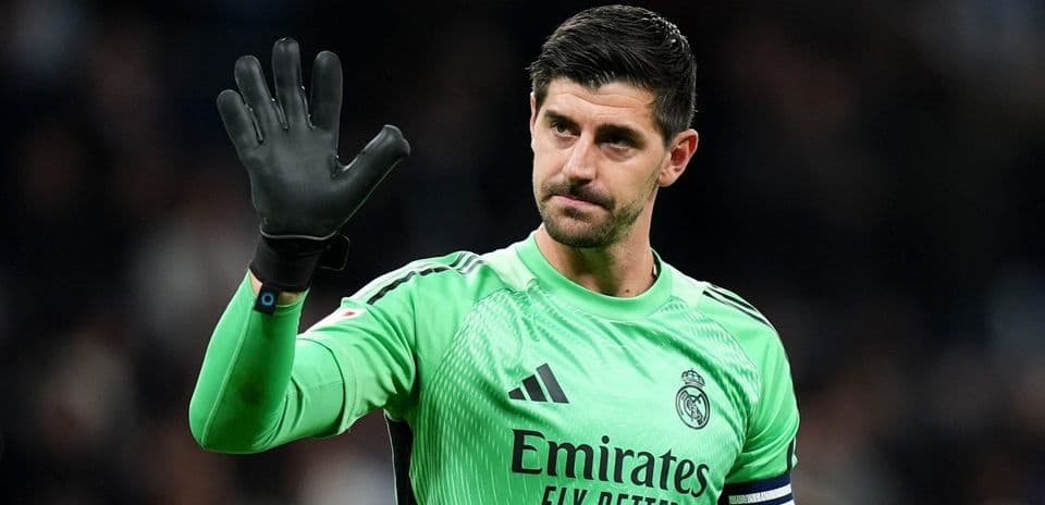 Thibaut Courtois waving in Real Madrid jersey
