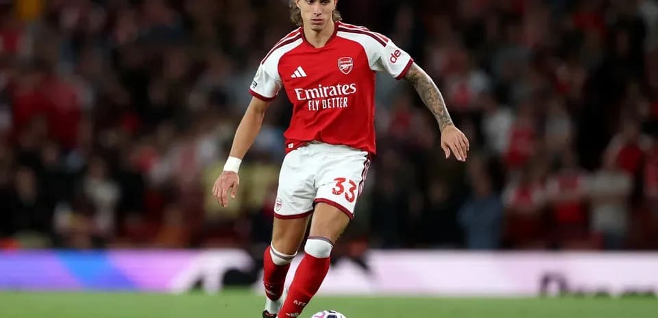 Arsenal player dribbling ball during match