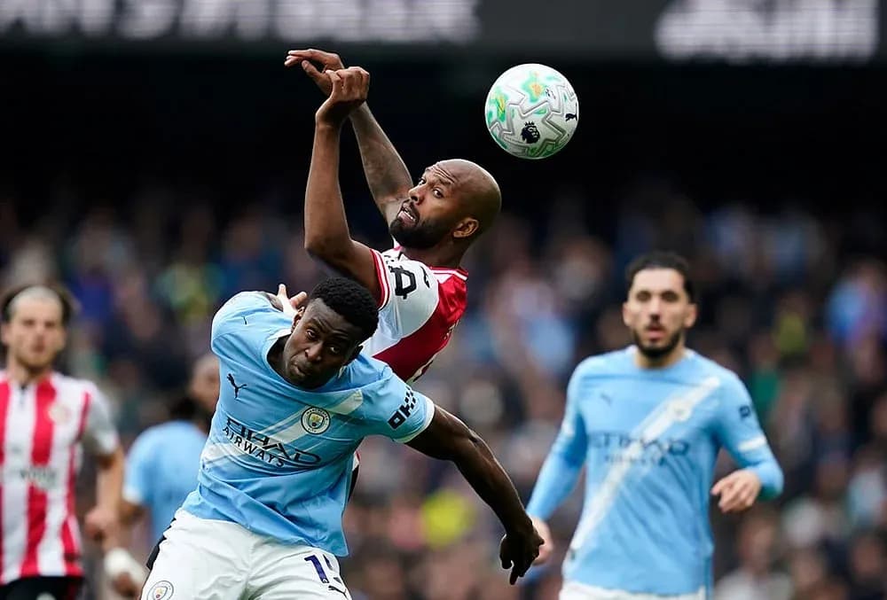 Players contesting for the ball during match