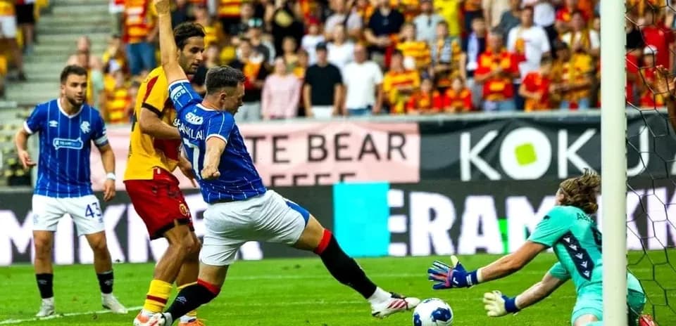 Jagiellonia player attempts to score against Saburtalo