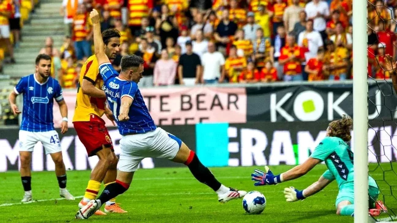Jagiellonia player attempts to score against Saburtalo