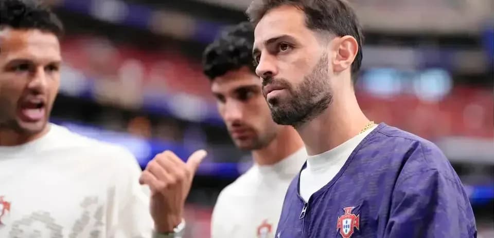 Three Portuguese players discussing before the match