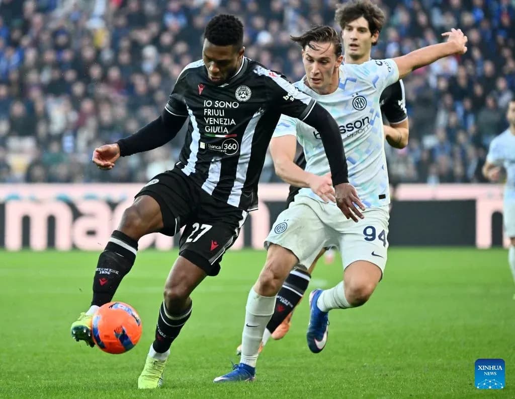 Udinese player dribbling past Inter defender