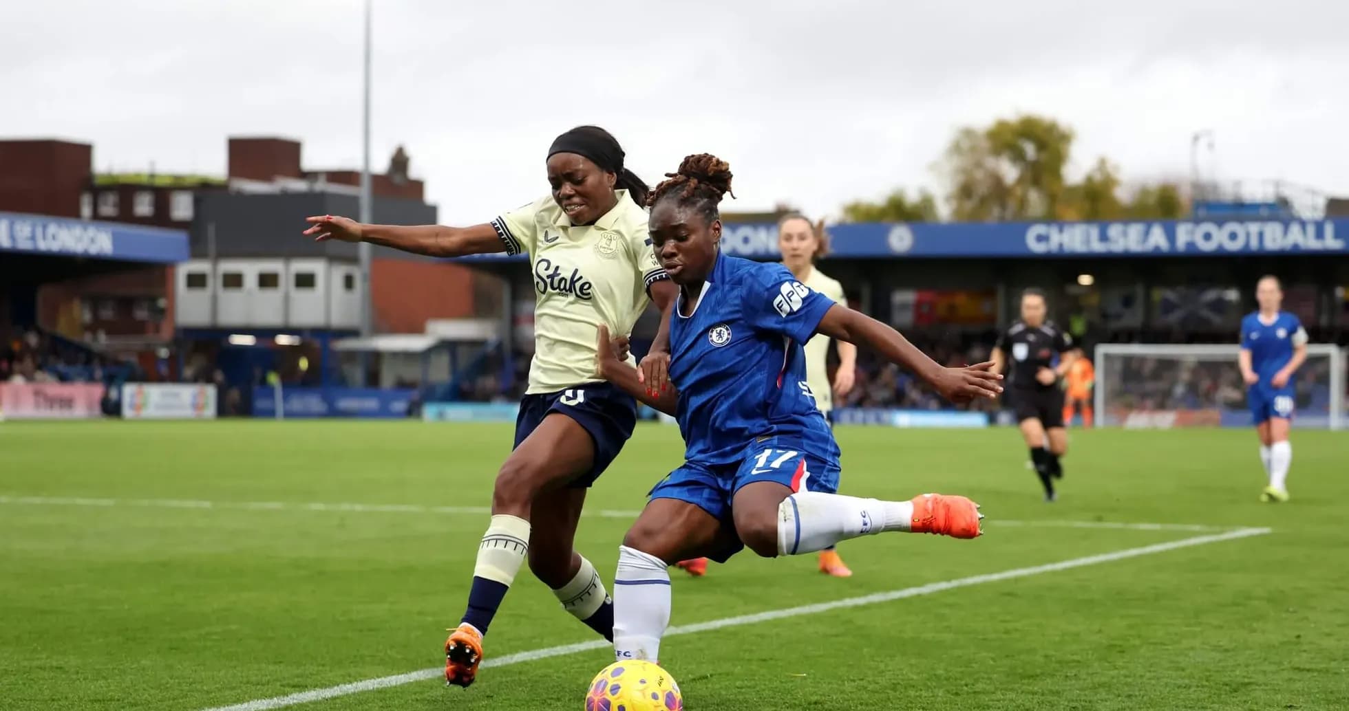 Everton W player challenges Chelsea W player