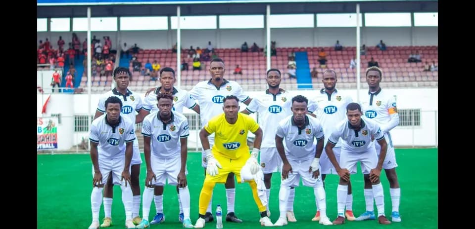 Kun Khalifat FC team photo before match