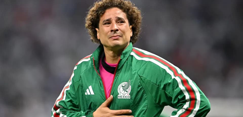 Goalkeeper in Mexico jacket during match