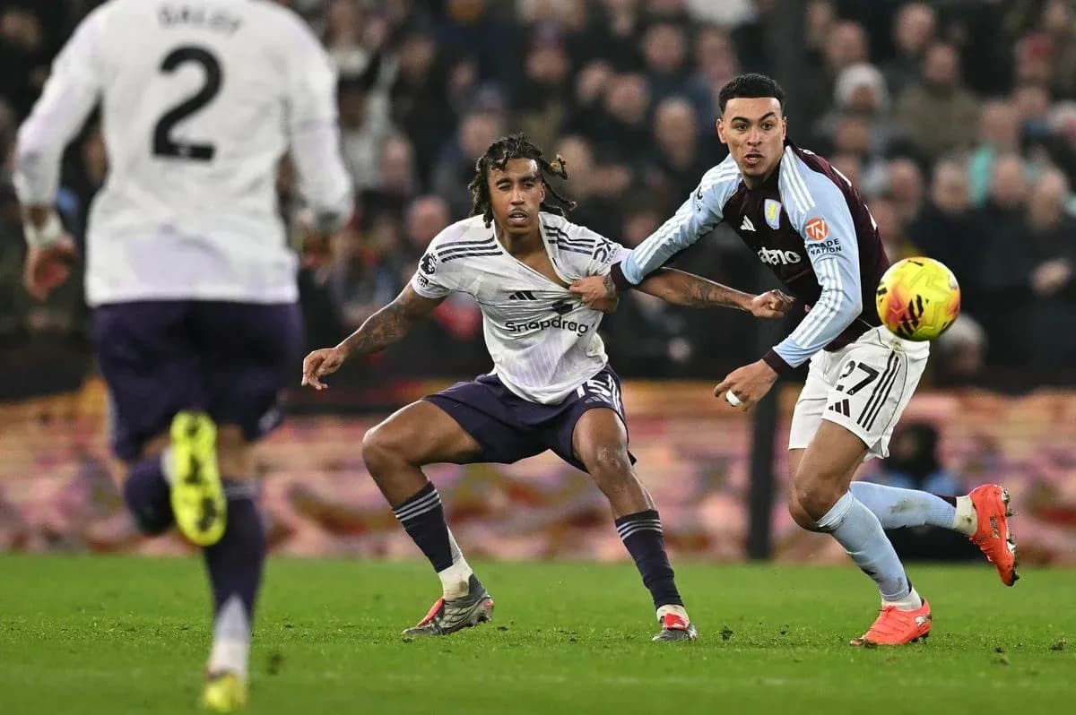 Players contesting the ball during match action