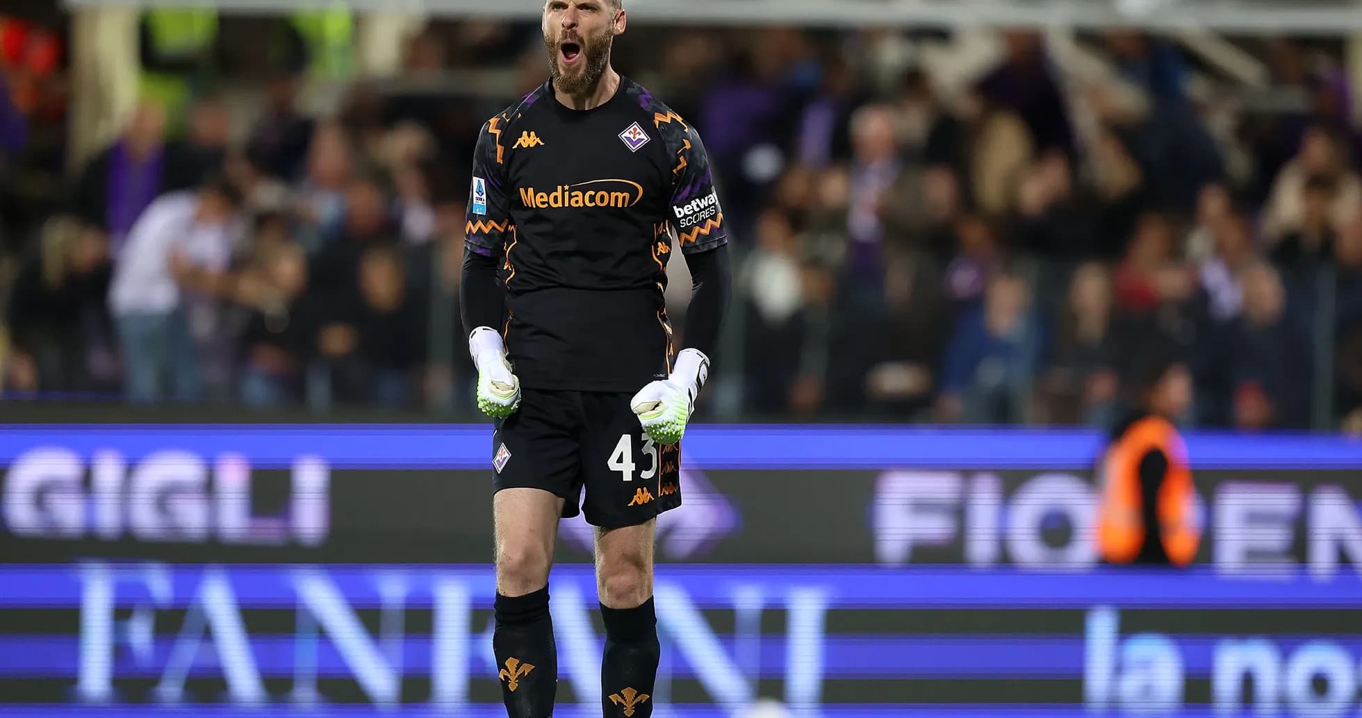 Fiorentina goalkeeper celebrating during match