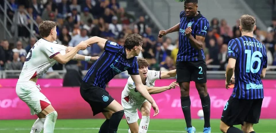 Players contesting a header during Cagliari vs Inter match