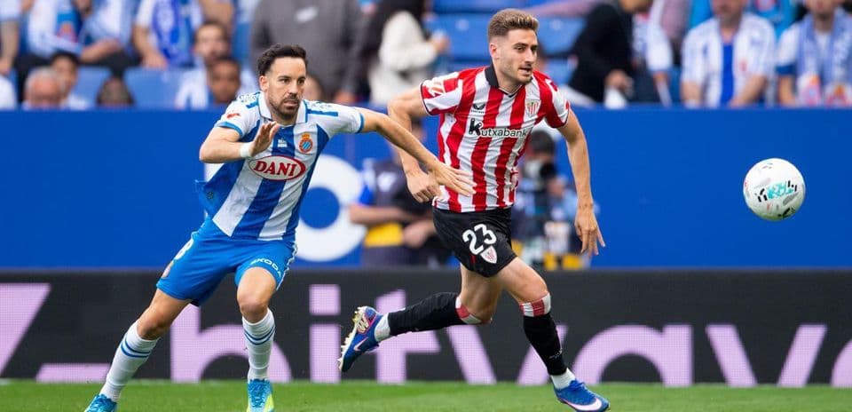 Espanyol player chasing Athletic Club forward