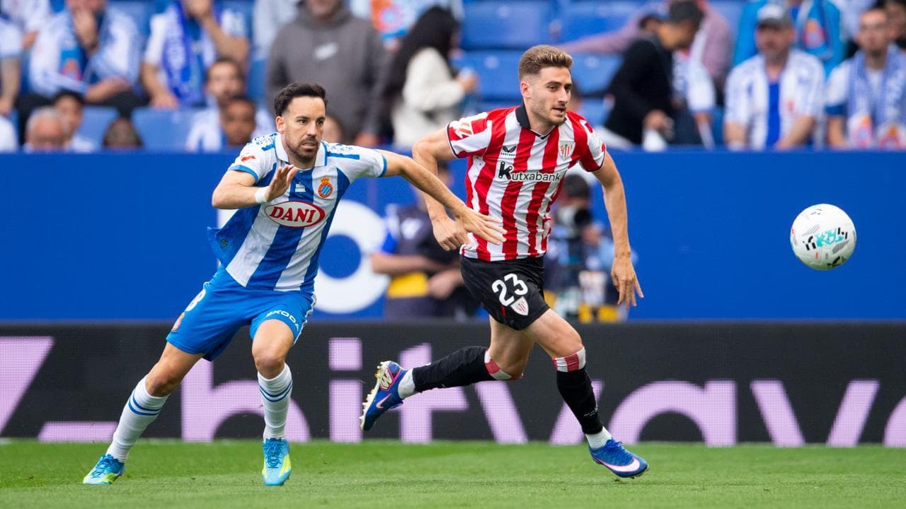 Espanyol player chasing Athletic Club forward