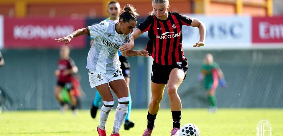 Ternana W player challenges AC Milan W player