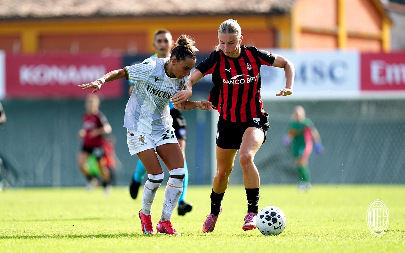 Ternana W player challenges AC Milan W player