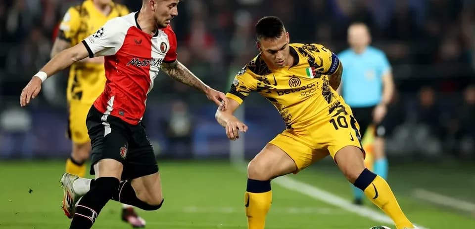 Feyenoord and Inter players contesting for the ball
