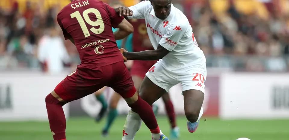 Players battling for the ball during AS Roma match