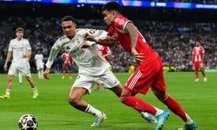 Real Madrid player challenging Bayern München opponent