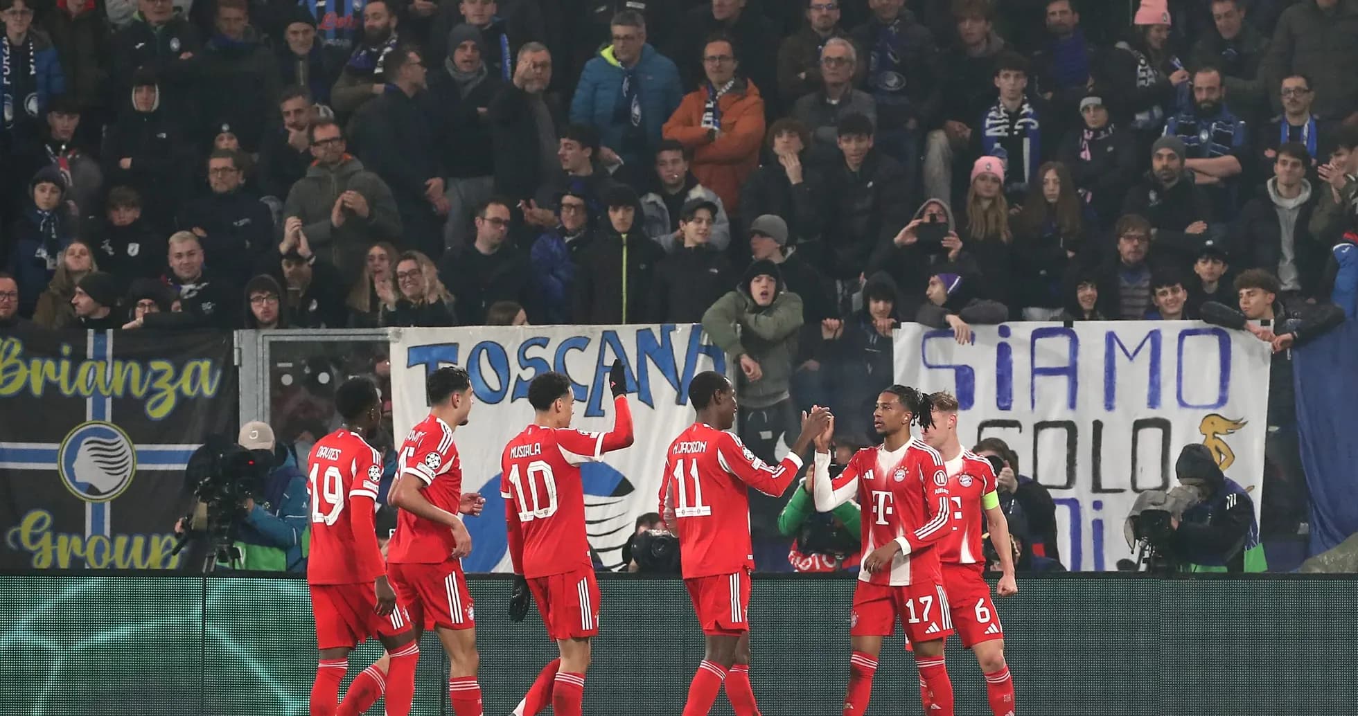 Bayern München players celebrating a goal