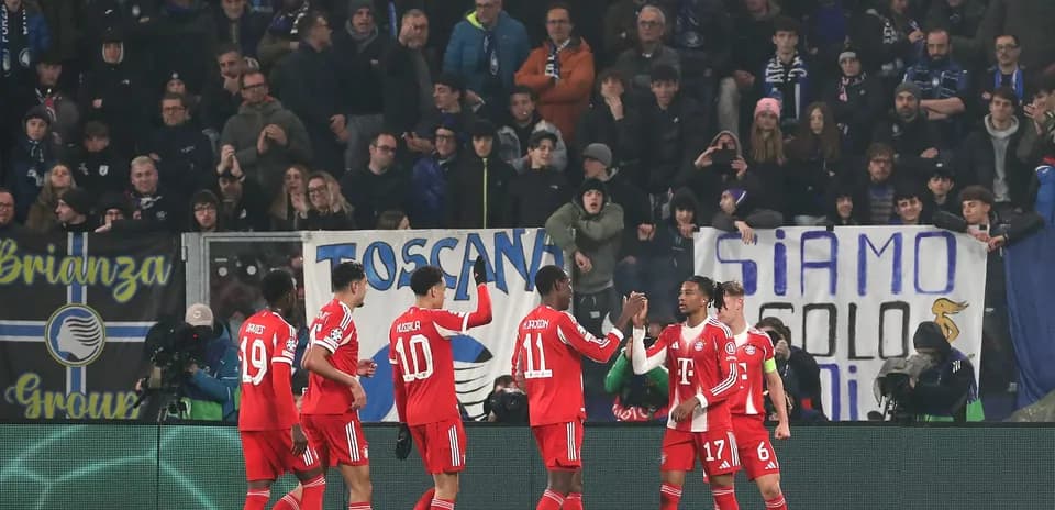 Bayern München players celebrating a goal