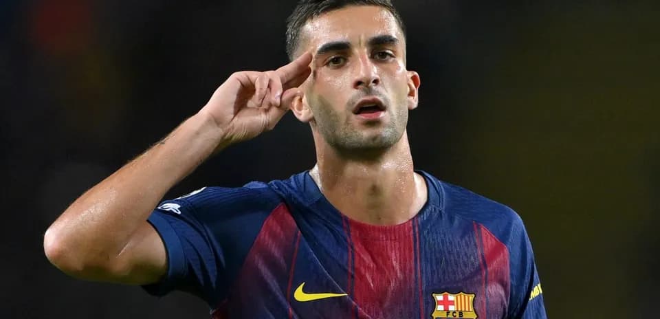 Player saluting while wearing FC Barcelona jersey