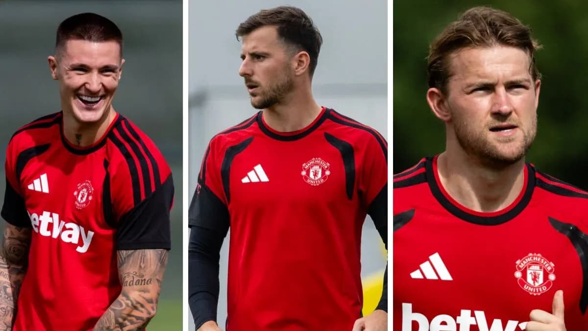 Three Manchester United players in training jerseys