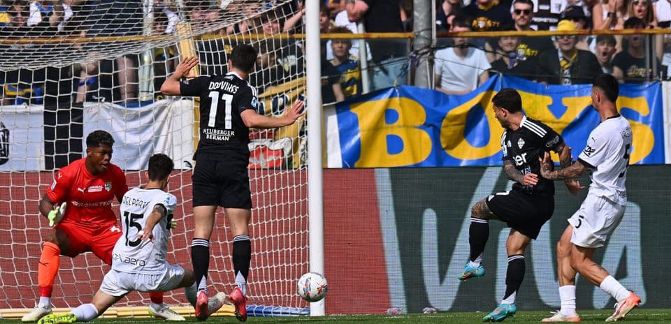 Como player attempts to score against Parma goalkeeper