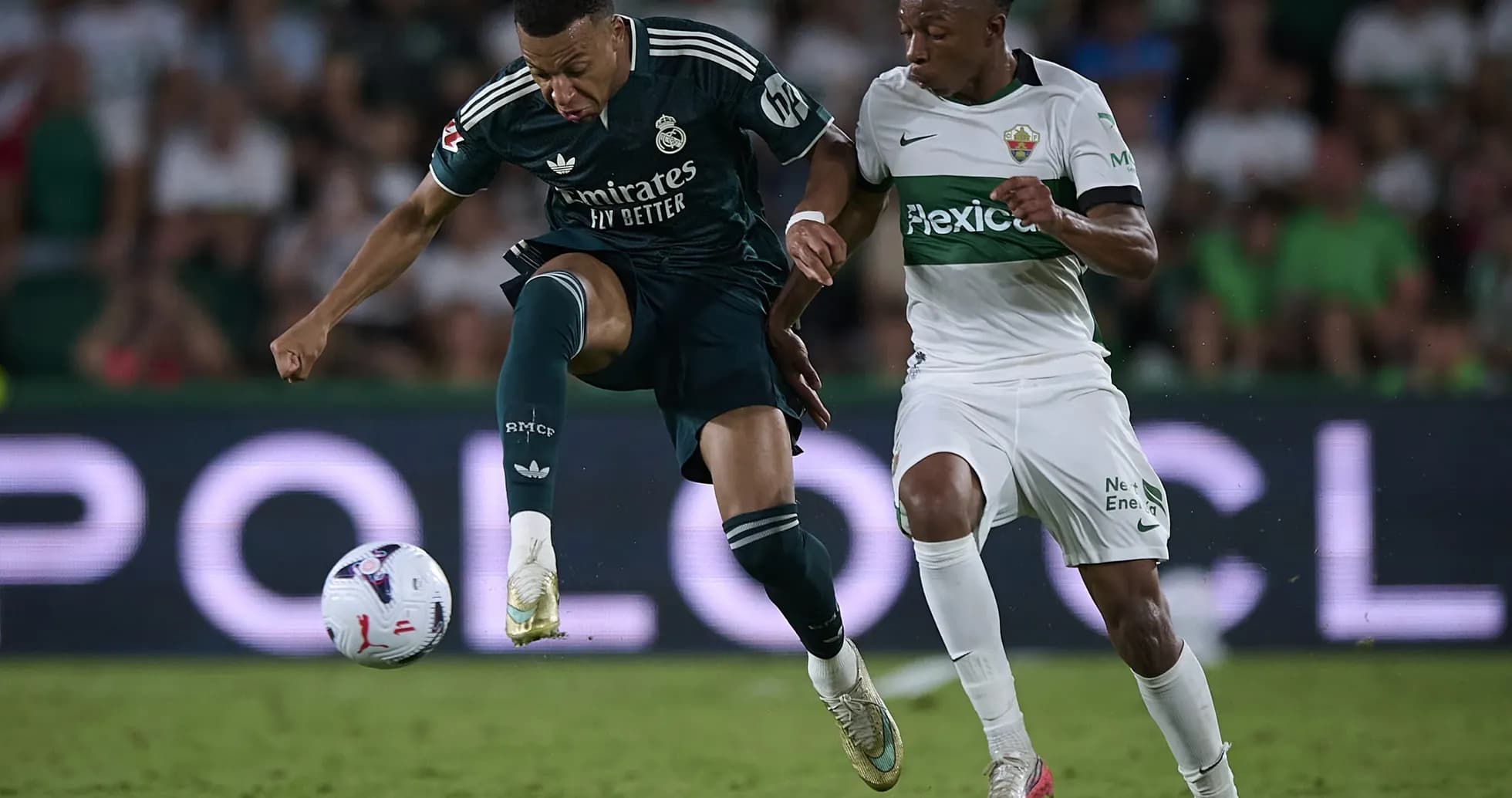 Mbappé dribbling against Elche player