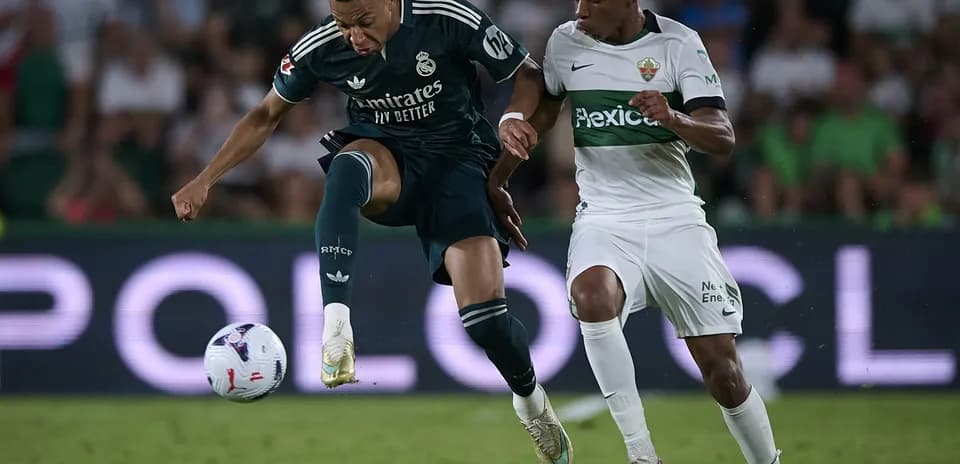 Mbappé dribbling against Elche player