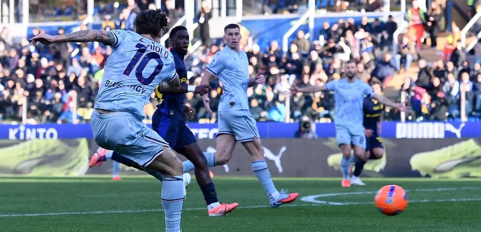 Player shooting the ball during Udinese vs Parma match