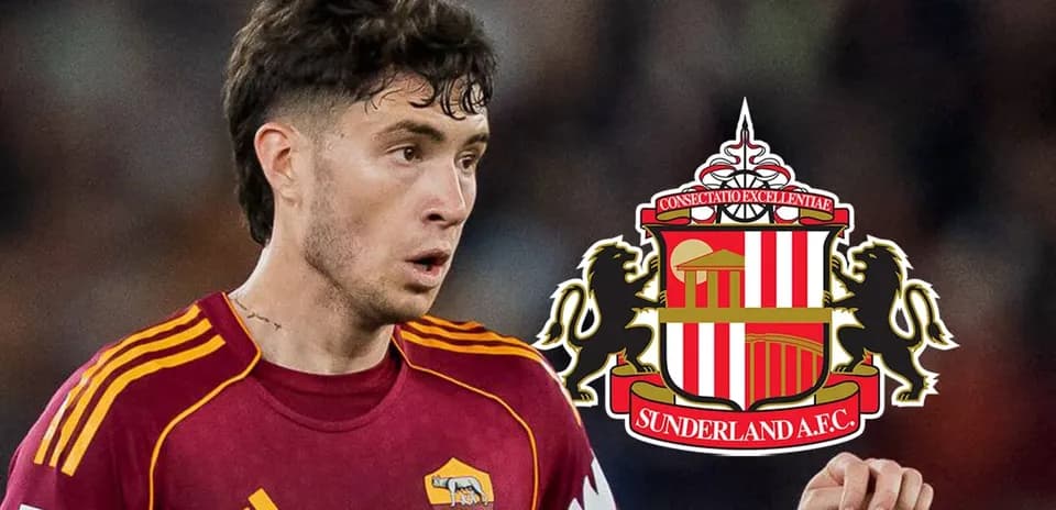 Player in Roma jersey with Sunderland A.F.C. logo