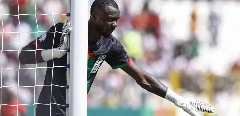 Goalkeeper signaling during match near goalpost
