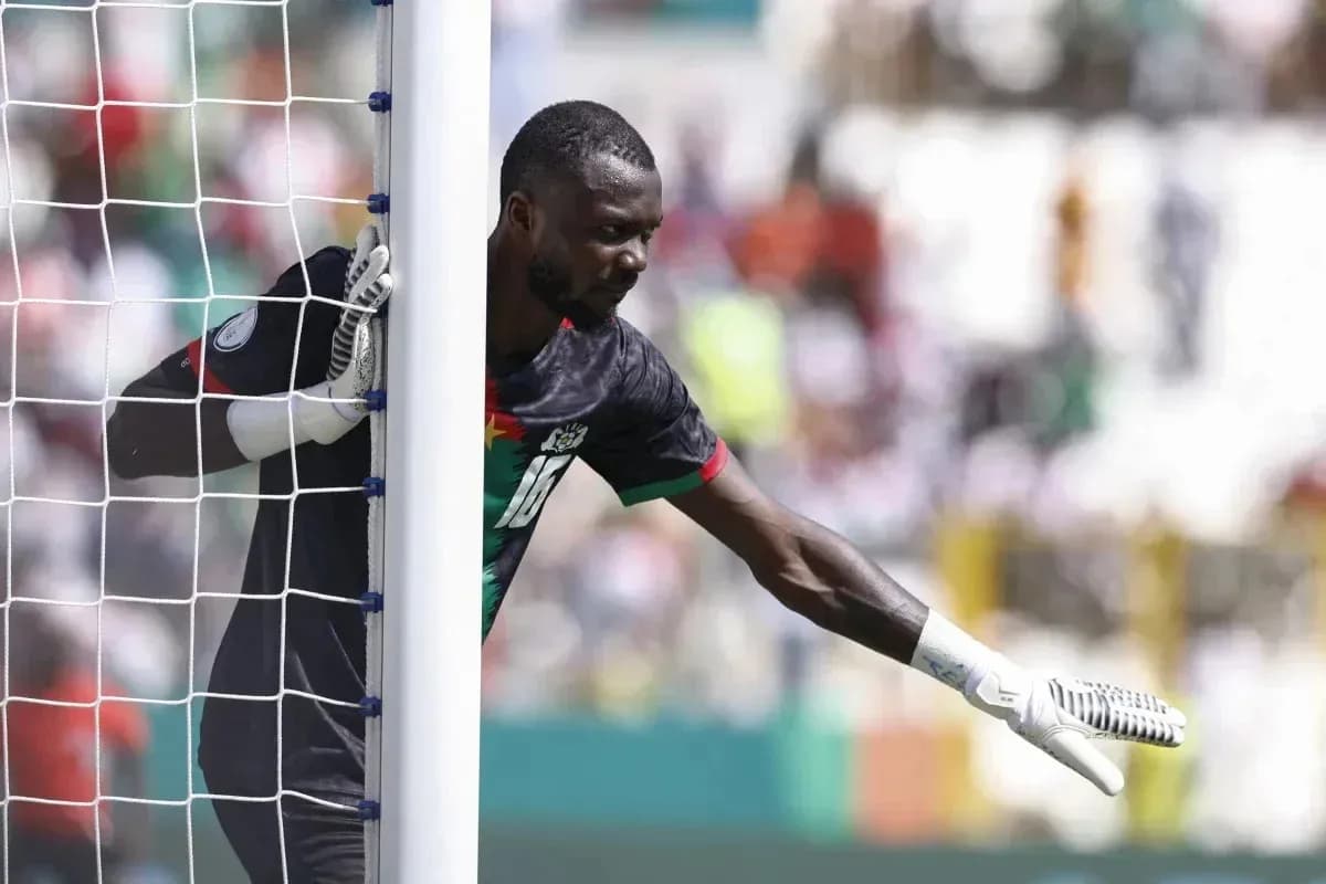 Goalkeeper signaling during match near goalpost