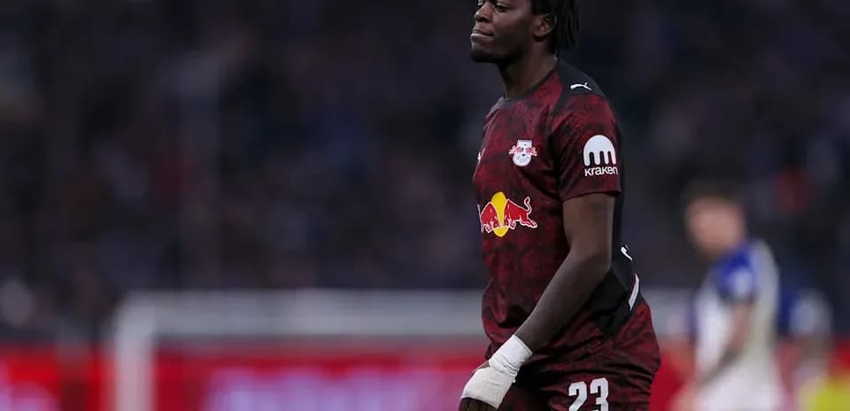 Player wearing RB Leipzig kit walking on field
