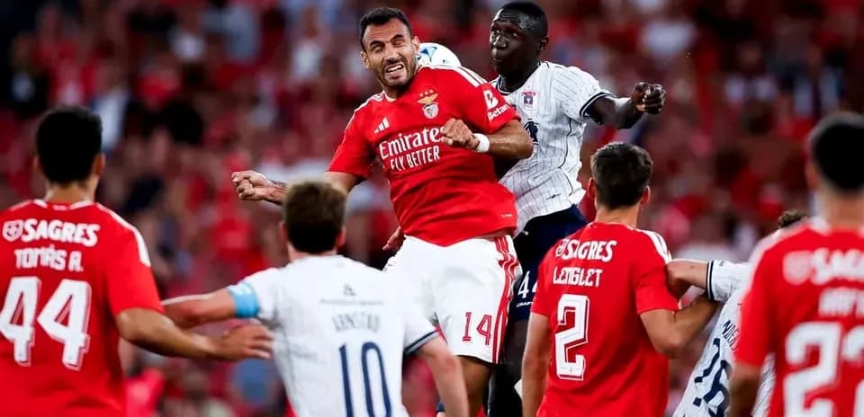 Players contesting a header during Aarhus vs Benfica
