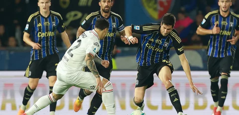 Cremonese and Pisa players competing for the ball