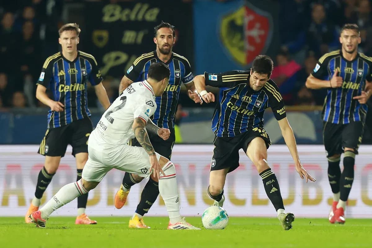 Cremonese and Pisa players competing for the ball