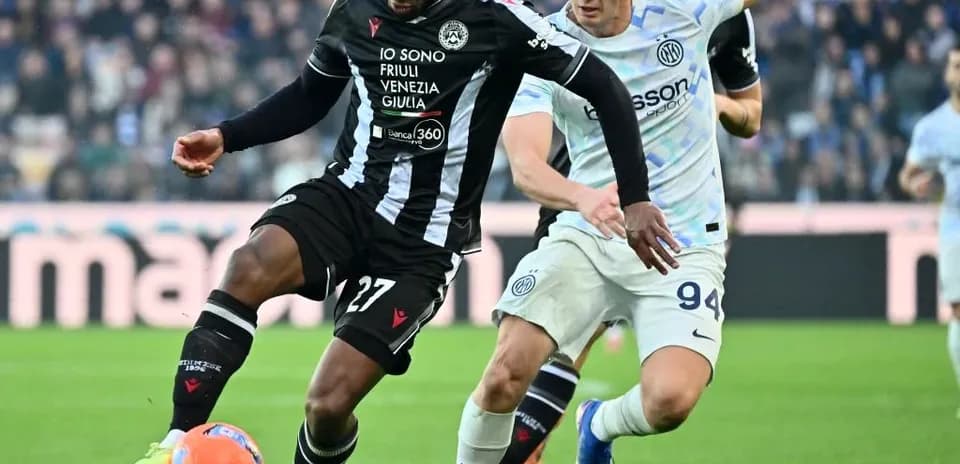 Player from Udinese dribbling against Inter player