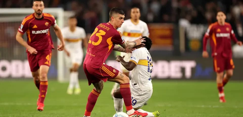 Player challenge during Lecce vs AS Roma match