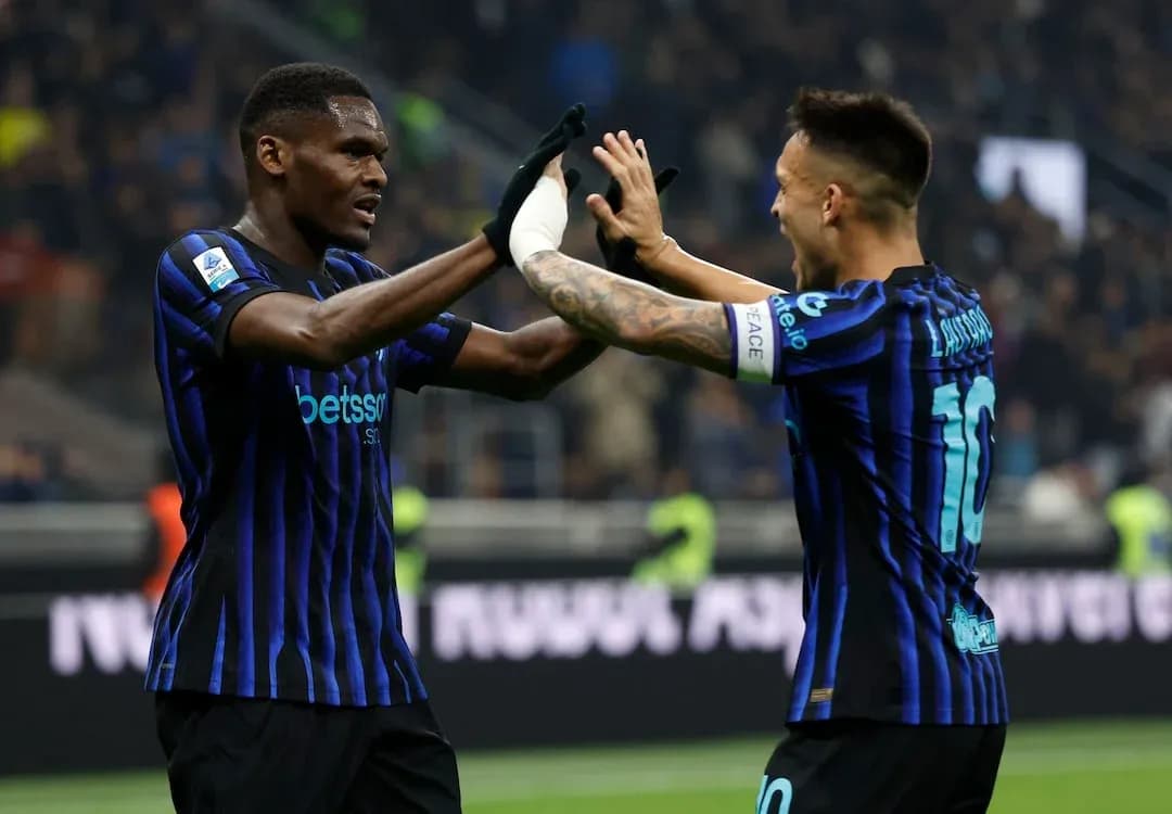 Players celebrating during Serie A match