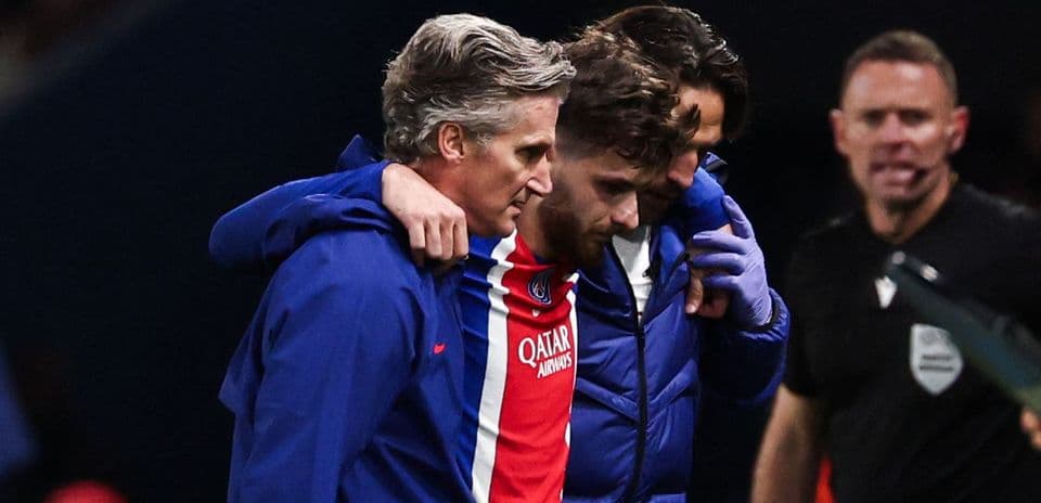 PSG Faces Crisis as Khvicha Kvaratskhelia Awaits MRI After Suspected ACL Injury Against Barcelona