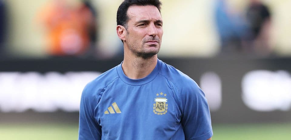 Argentina Players Urge Lionel Scaloni to Extend Contract as Messi's Farewell Approaches