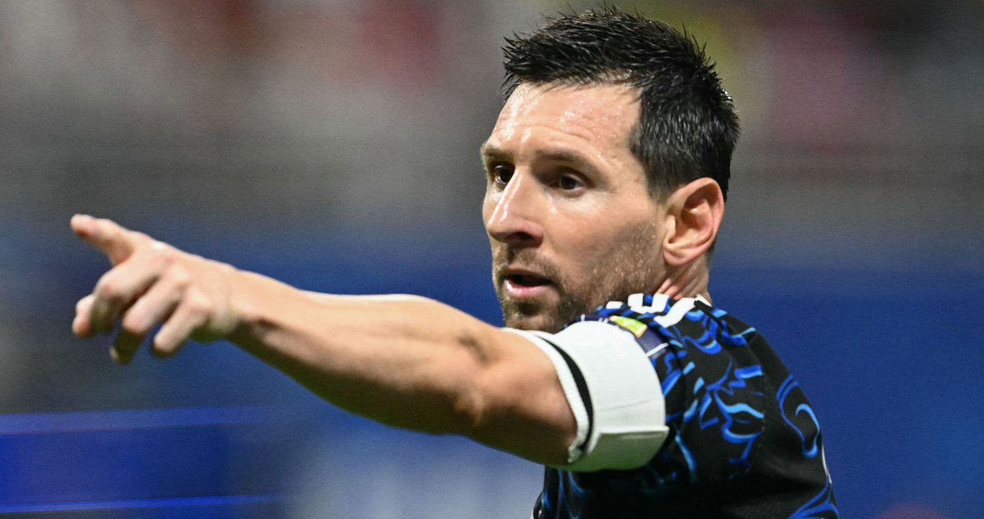 Lionel Messi Examines Jordan Pickford's Penalty Notes After Argentina's Semi-Final Triumph