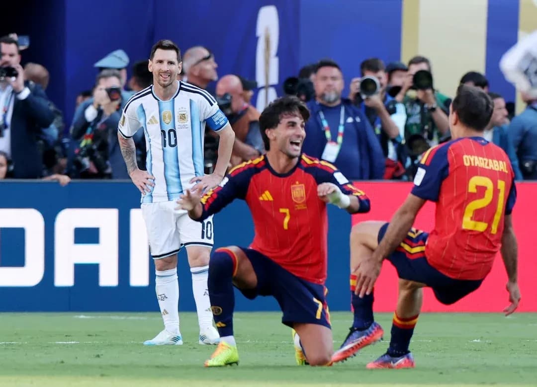 Messi and Spanish players during World Cup match Messi and Spanish players during World Cup match