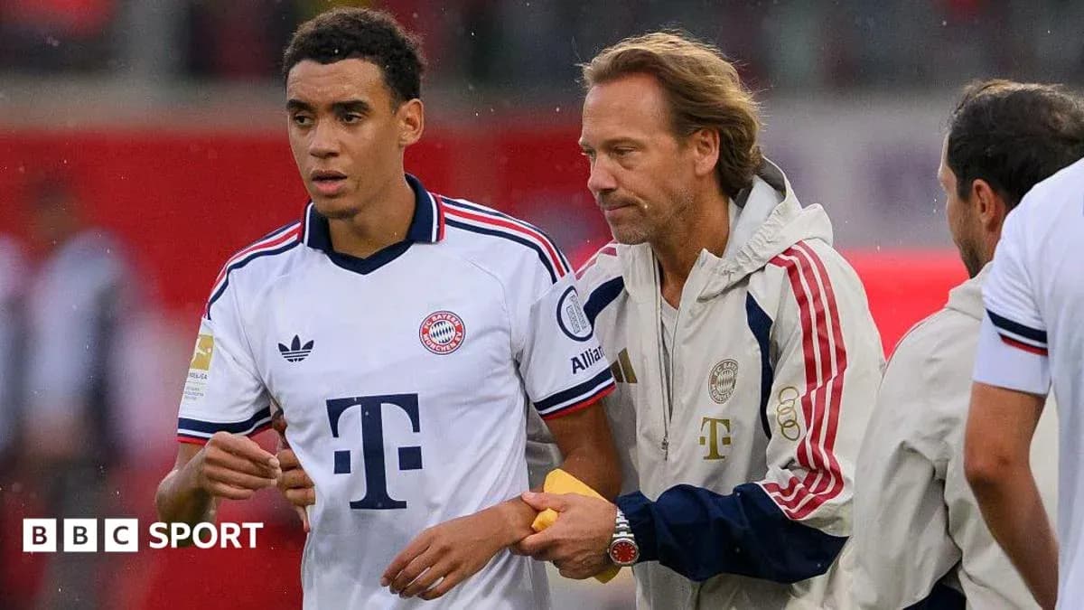 Bayern Munich player receiving instructions from coach Bayern Munich player receiving instructions from coach