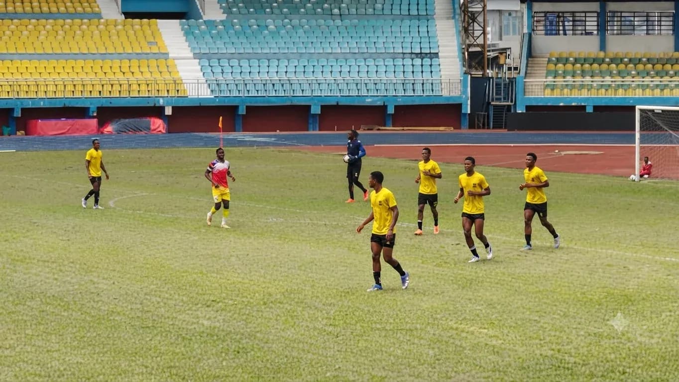 Warri Wolves players warming up on the pitch Warri Wolves players warming up on the pitch