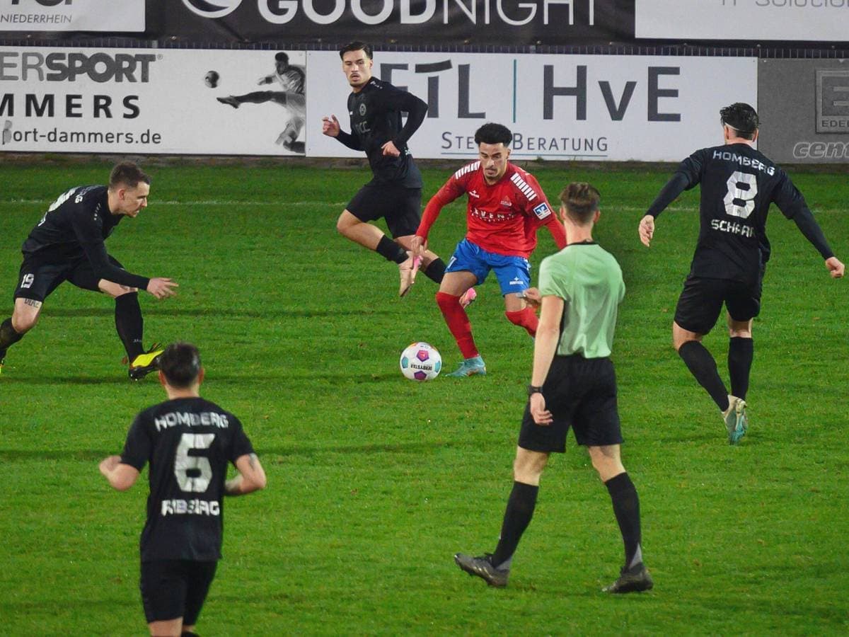 Players competing for the ball during match Players competing for the ball during match